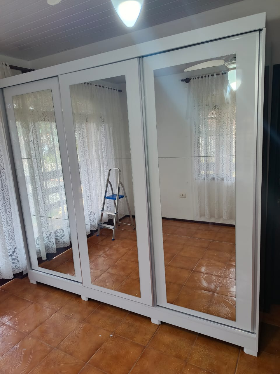 Guarda-roupa três portas de correr com espelho