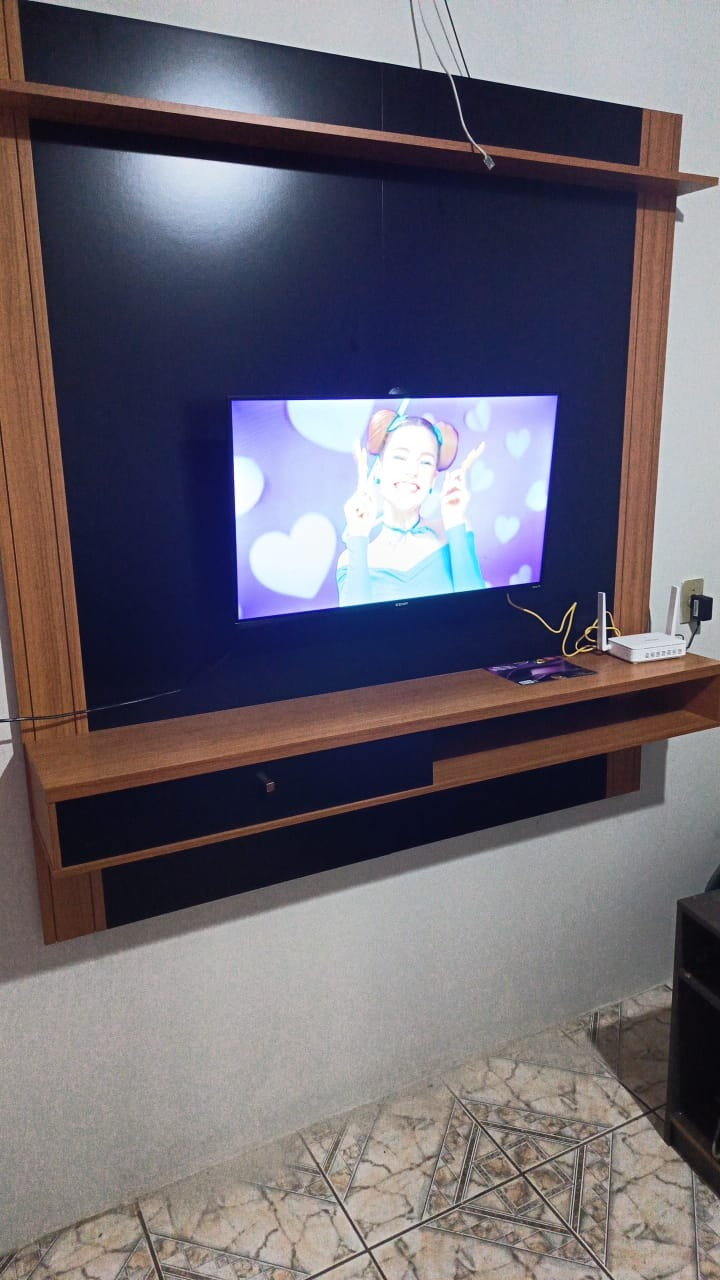 Painel de TV com prateleira e nicho instalado