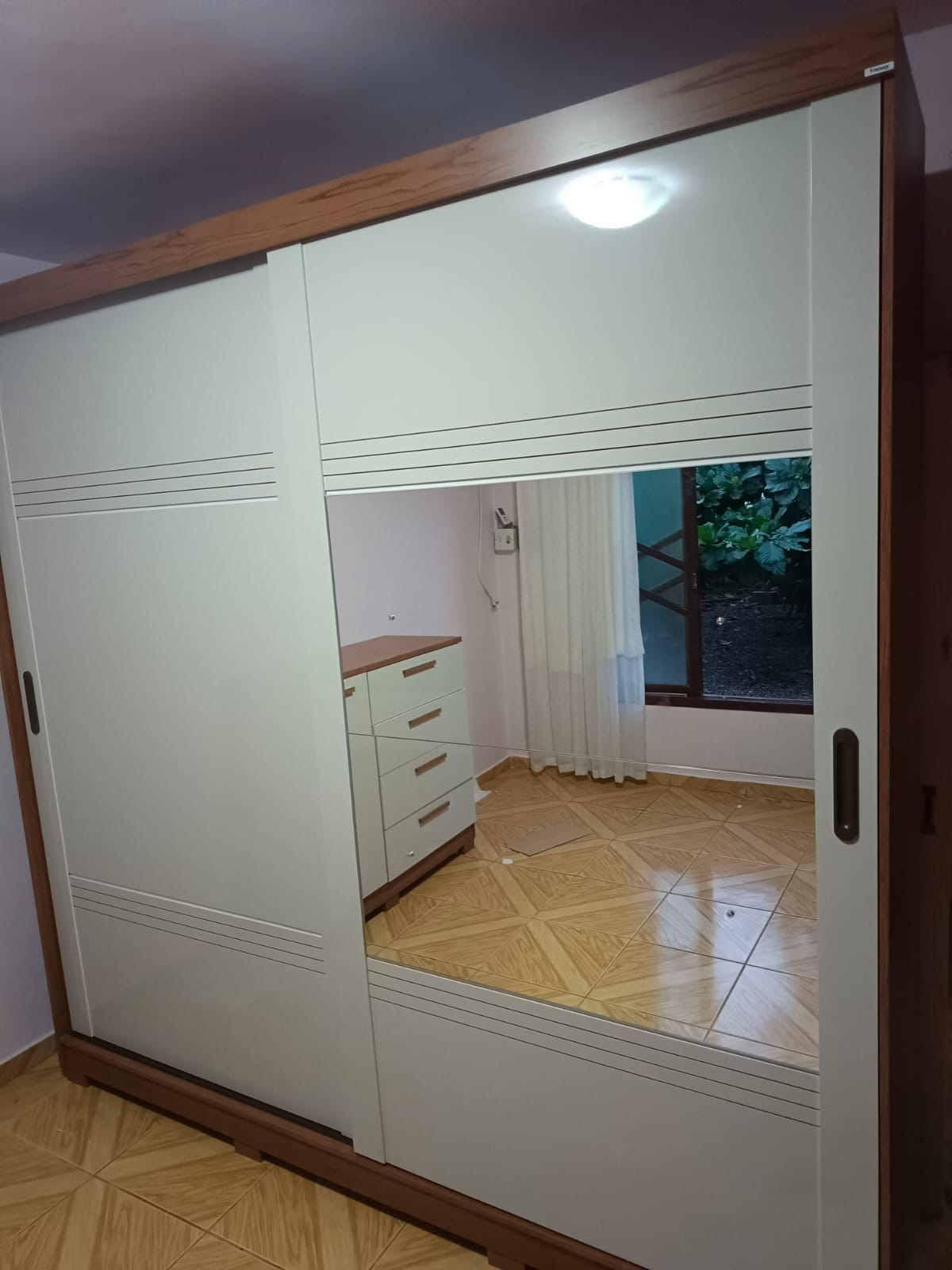Guarda-roupa com espelho grande e portas de correr