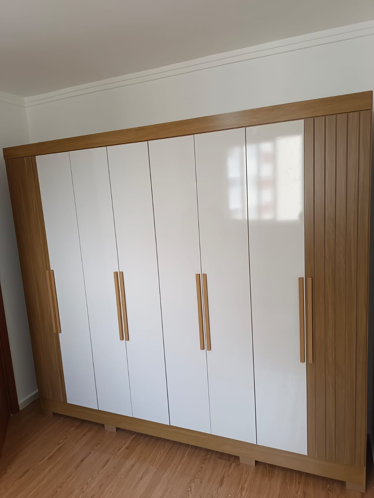 Guarda-roupa 6 portas branco e madeira montado em Joinville