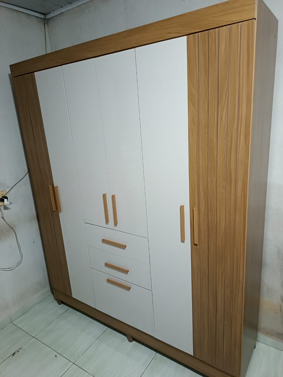 Guarda-roupa com gaveteiro central e madeira ripada