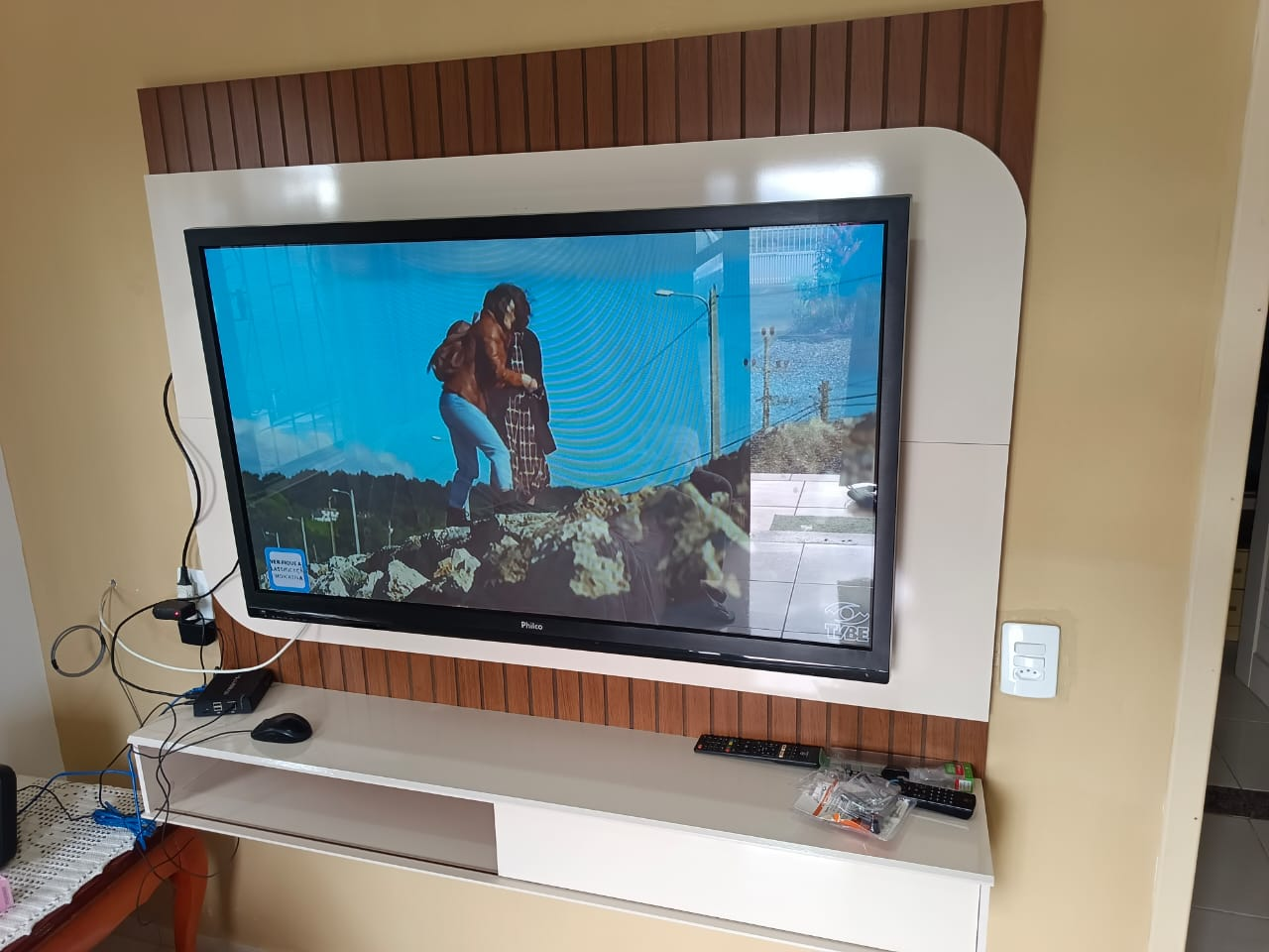 Painel de TV amadeirado com bancada suspensa