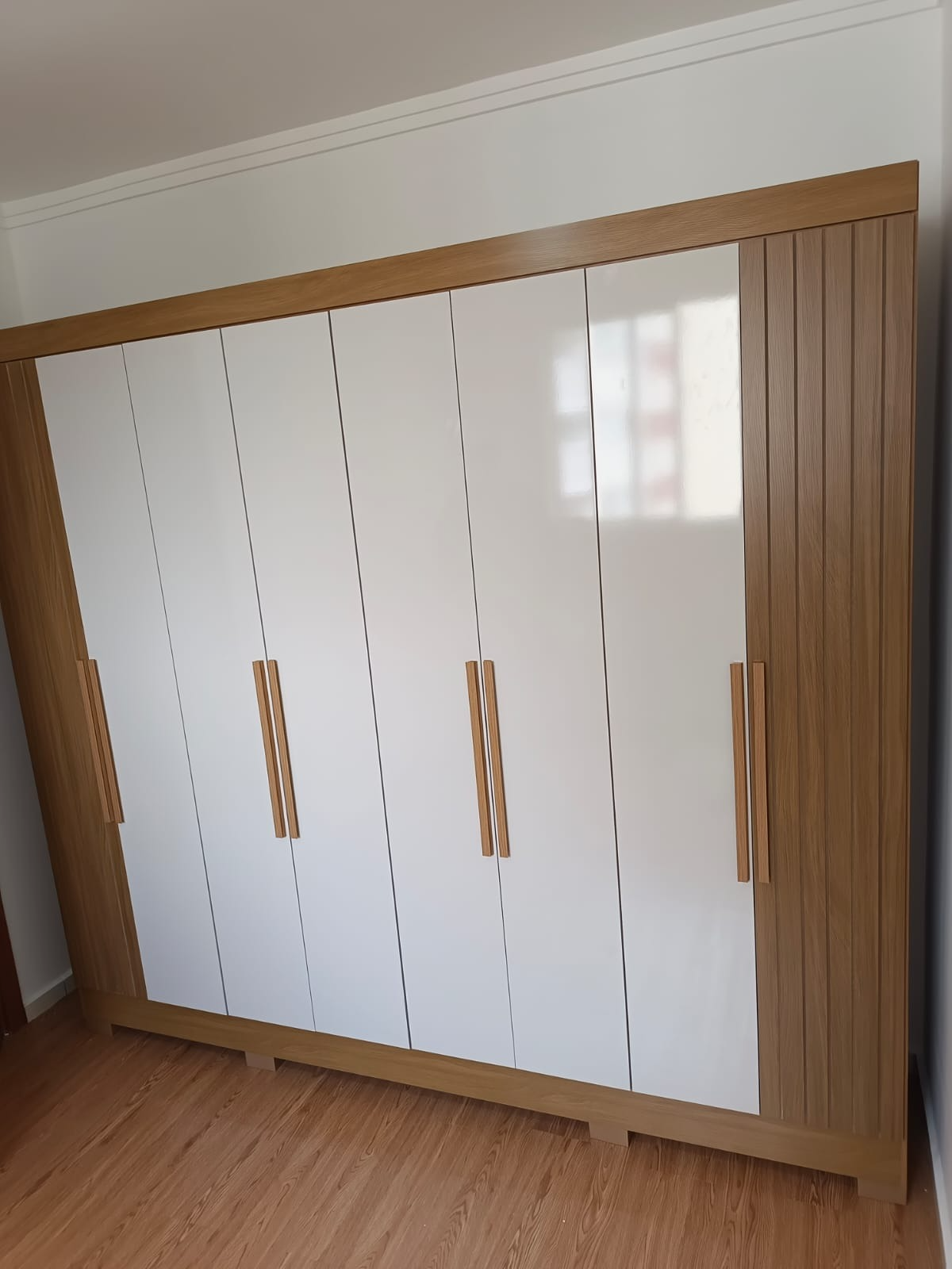 Guarda-roupa 6 portas com puxadores de madeira