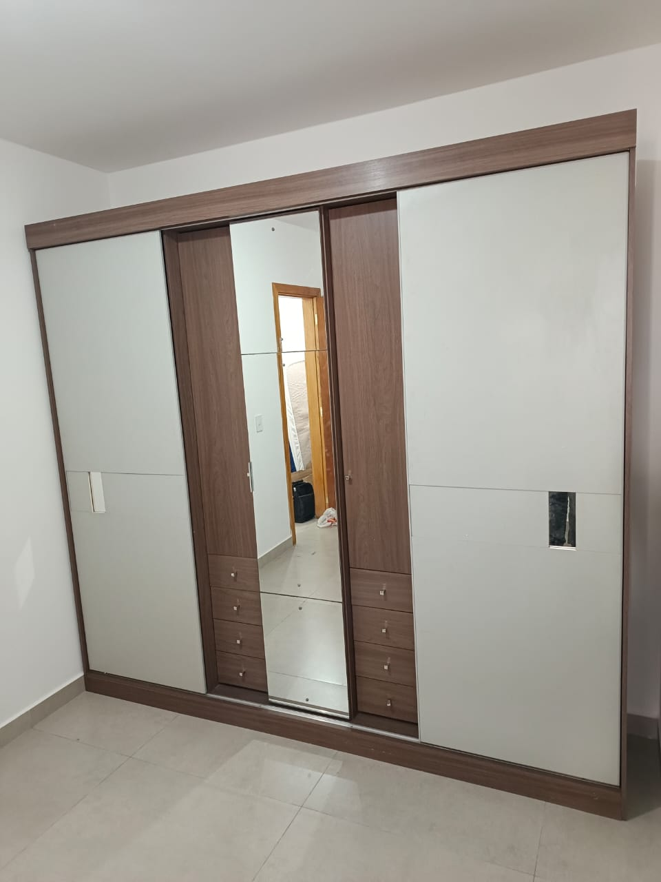 Guarda-roupa com portas de correr e espelho central