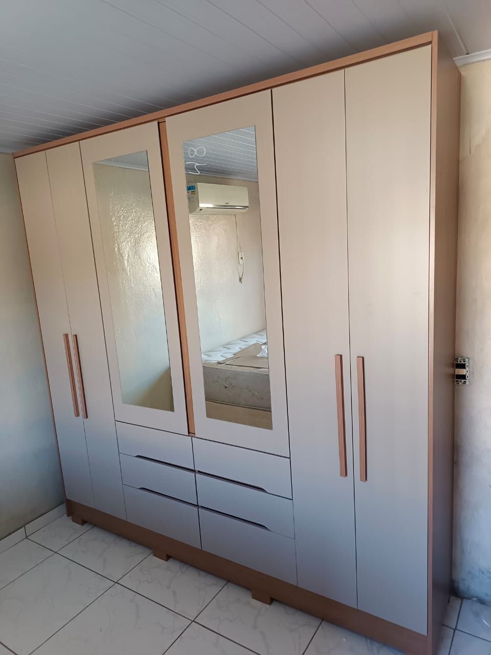 Guarda-roupa com espelhos e gaveteiro central